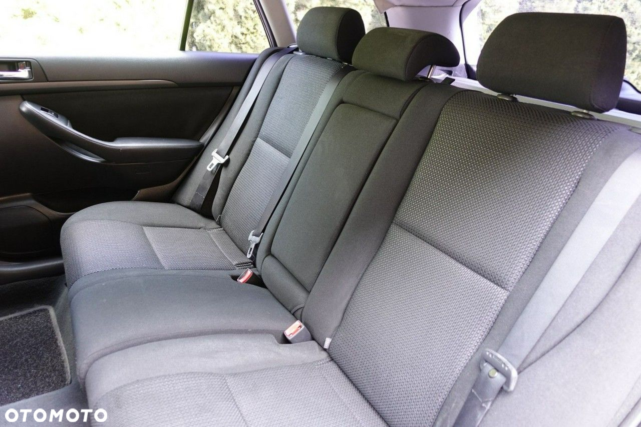 Toyota Avensis - 16