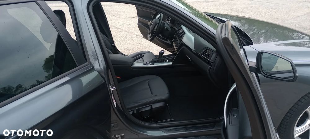 BMW Seria 3 318d DPF Edition Sport - 11
