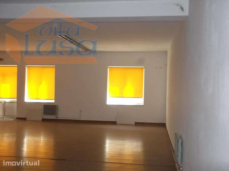 Loja em rés-do-chão com 170m2 no centro de Abraveses.Para visitar o... - Grande imagem: 3/15