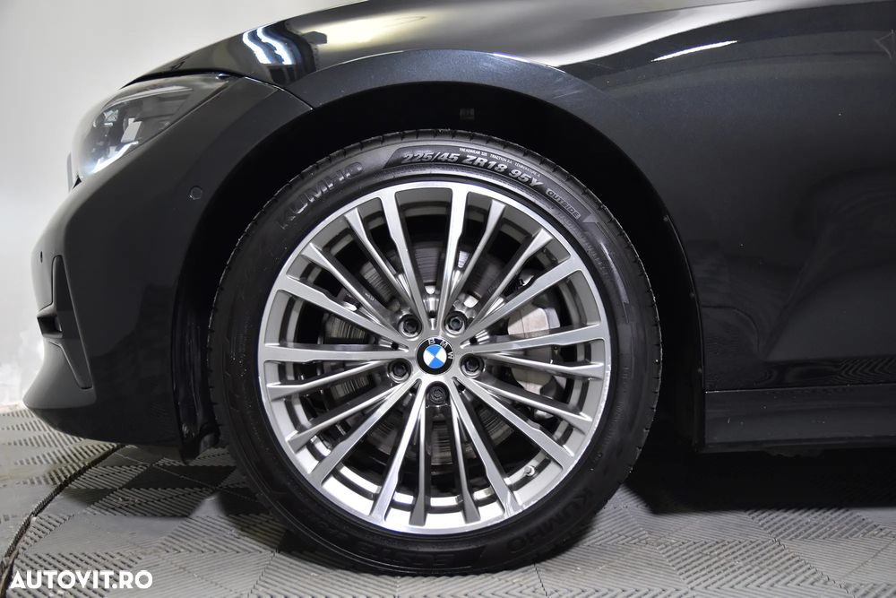 BMW Seria 3 330i xDrive AT - 13