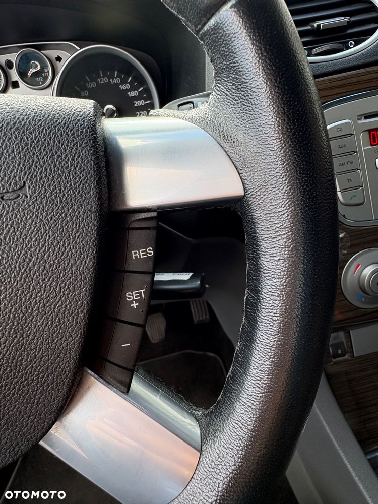Ford Focus 1.8 Ghia - 25