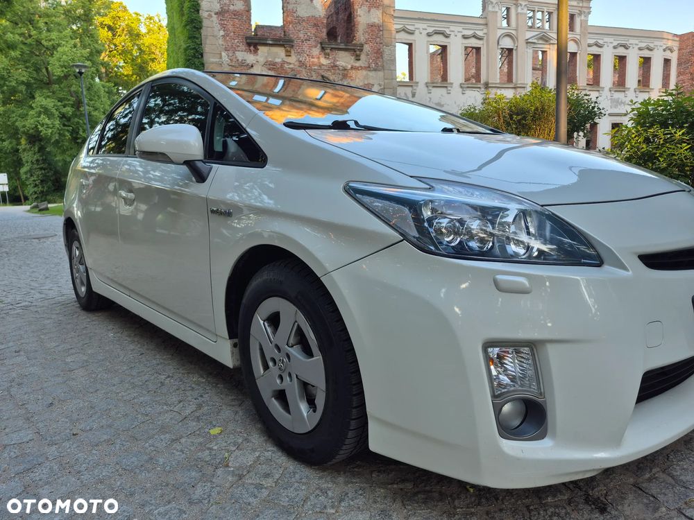Toyota Prius (Hybrid) Executive - 17