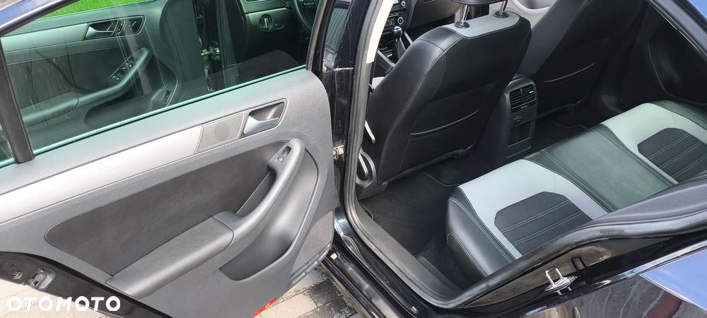 Volkswagen Jetta 2.0 TDI Highline - 16