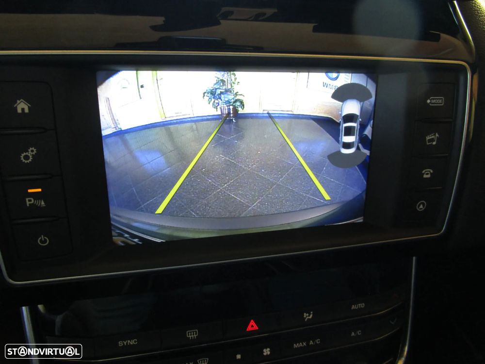 Jaguar XE 2.0 D R-Sport - 28