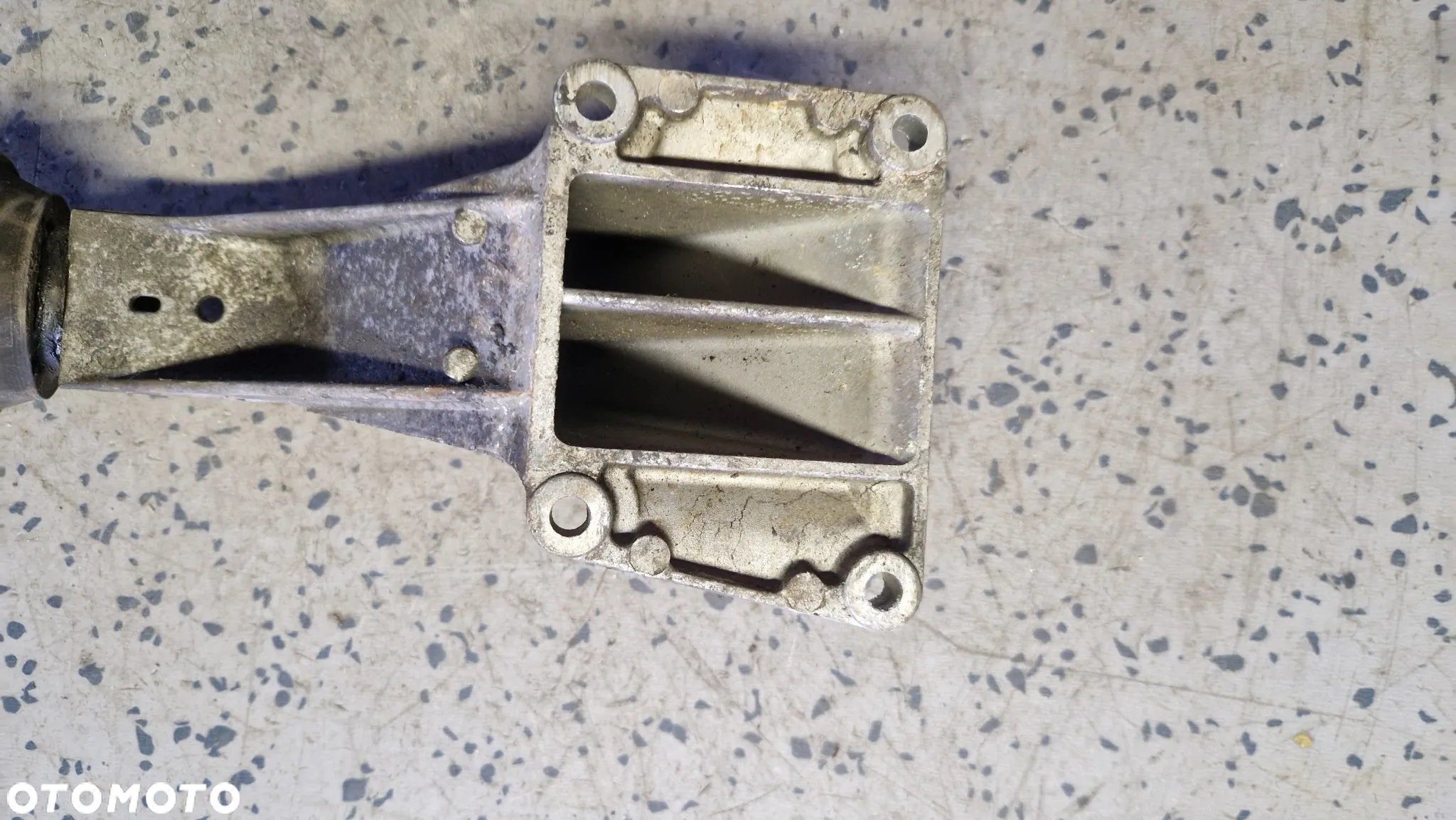 BMW E39 2.0 ŁAPA SILNIKA LEWA 1092973 - 2