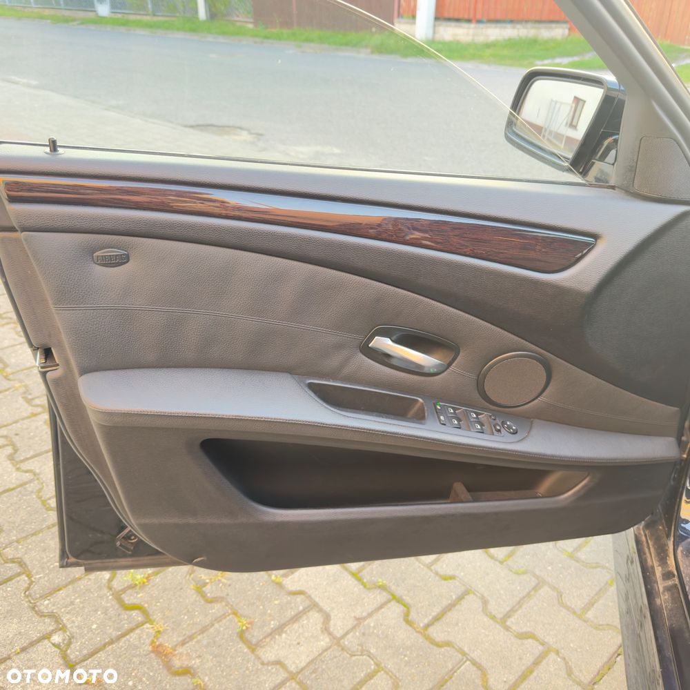 BMW Seria 5 550i Sport-Aut - 9
