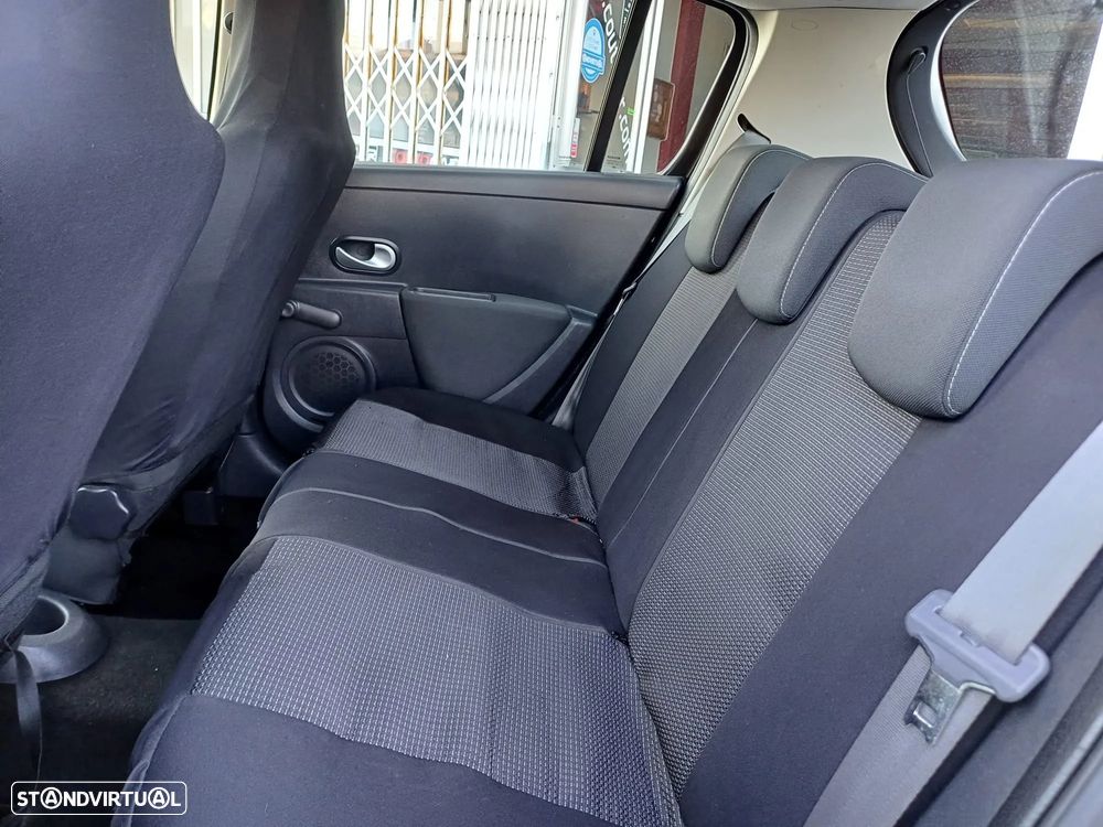 Renault Clio 1.2 16V Confort 130g - 10