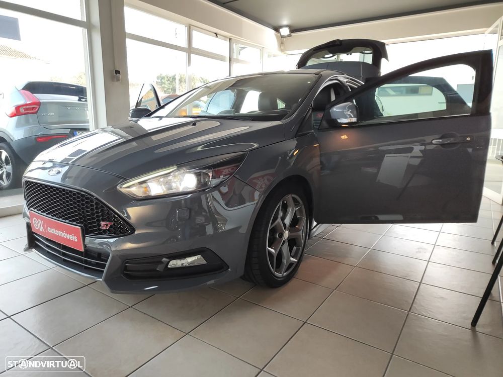 Ford Focus 2.0 EcoBoost ST c/ Pack Pele Desportiva - 23