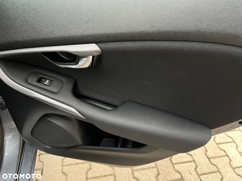 Volvo V40 - 25