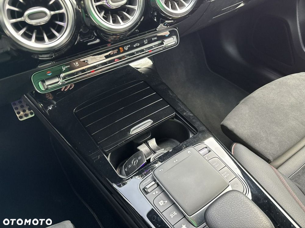 Mercedes-Benz Klasa A 220 4-Matic AMG Line 7G-DCT - 24