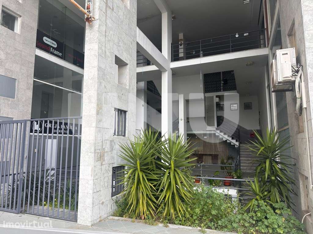 Loja para Arrendamento na Rua Marcelino Mesquita, em Linda-a-Velha - Grande imagem: 2/13