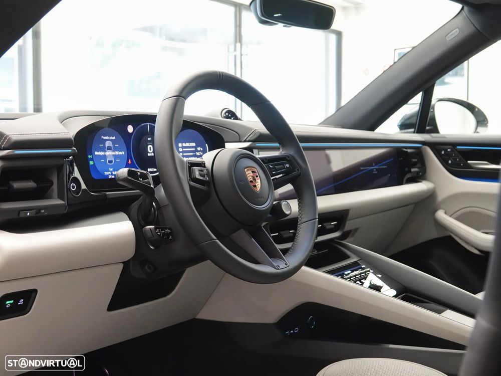 Porsche Macan Electric 4 - 18
