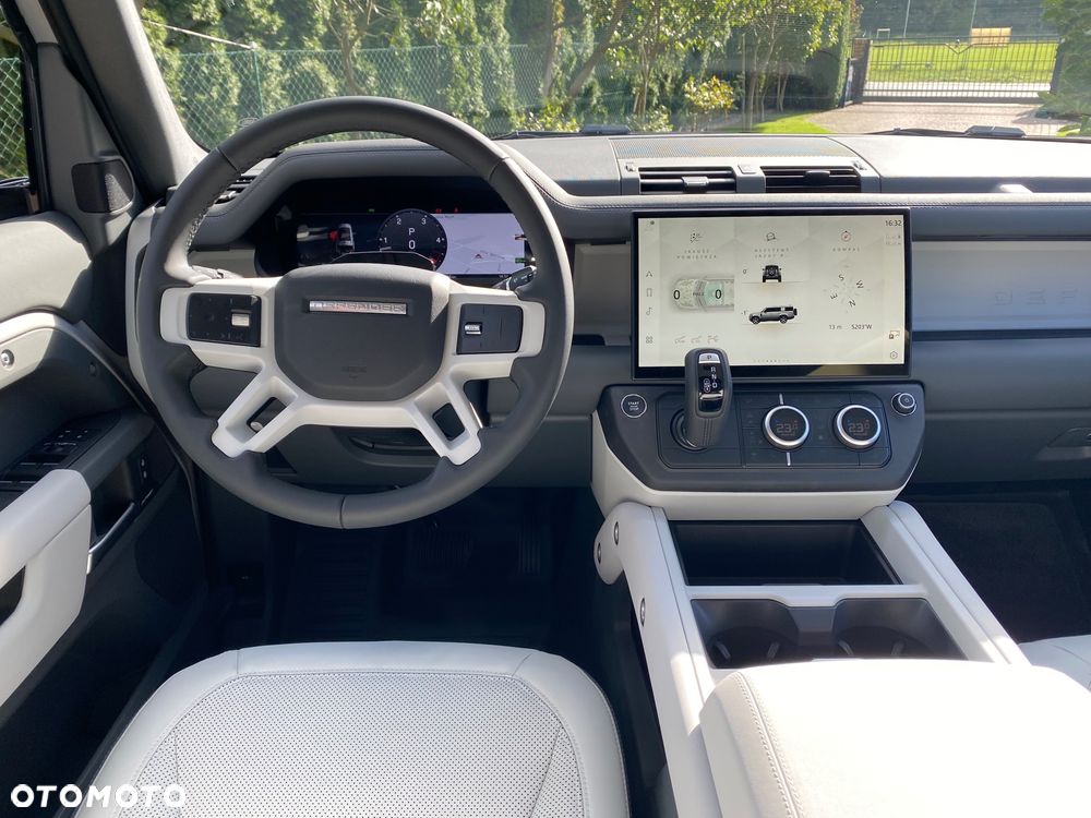 Land Rover Defender 130 D350 X-Dynamic SE - 24