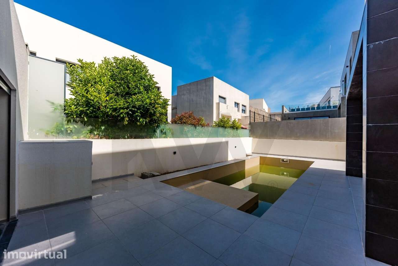 MORADIA NOVA EM TORRES VEDRAS, COM 4 QUARTOS, PISCINA, GARAGEM PARA DU - Grande imagem: 2/50