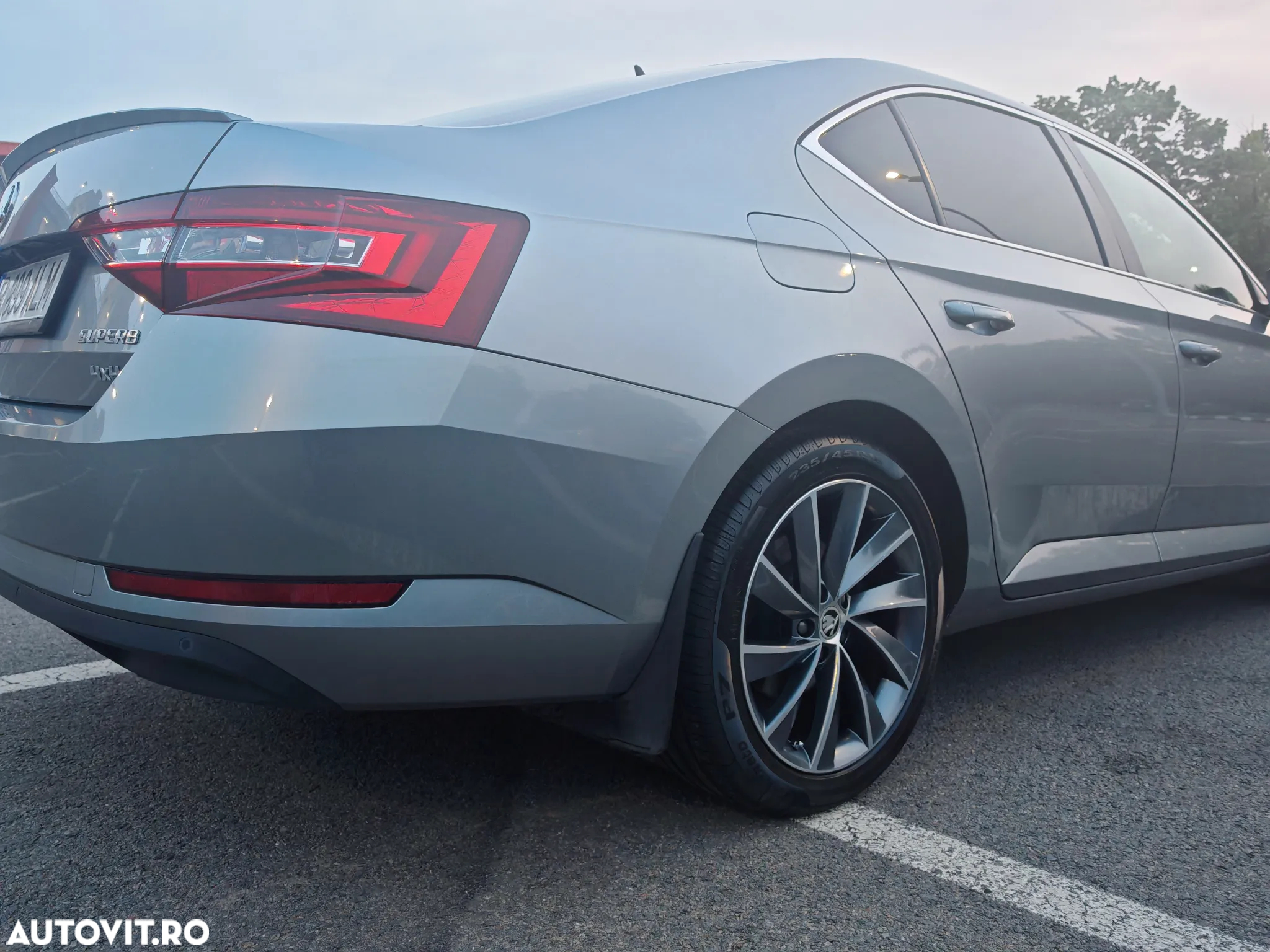 Skoda Superb 2.0 TDI DSG Laurin & Klement - 8
