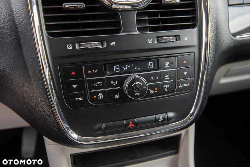 Lancia Voyager 3.6 Platinum - 28