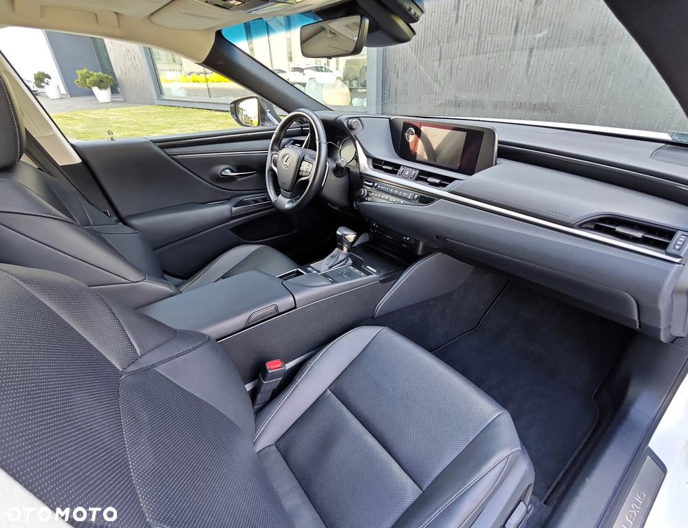 Lexus ES 300h Business Edition - 4