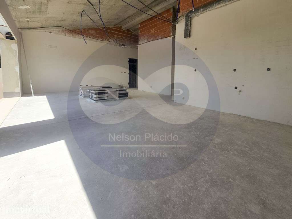 ÚLTIMO T2 NOVO | 2 TERRAÇOS | 2 ESTACIONAMENTOS | A CERCA DE 40 MIN... - Grande imagem: 2/9