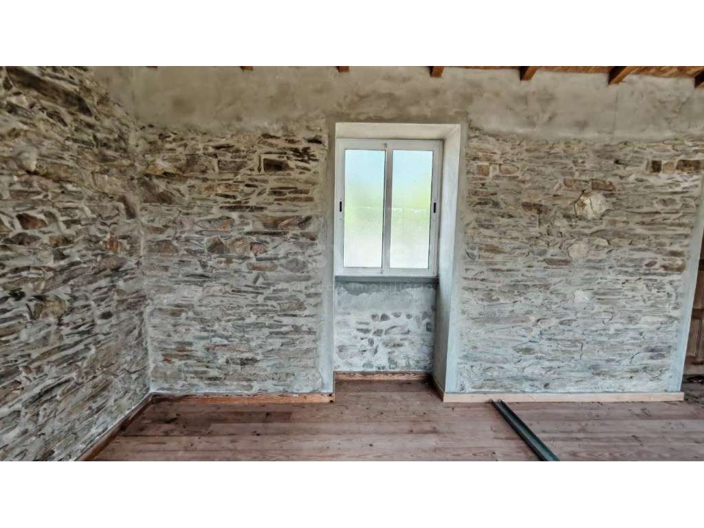 Moradia para remodelação em cenário tranquilo e isolado - Grande imagem: 4/22