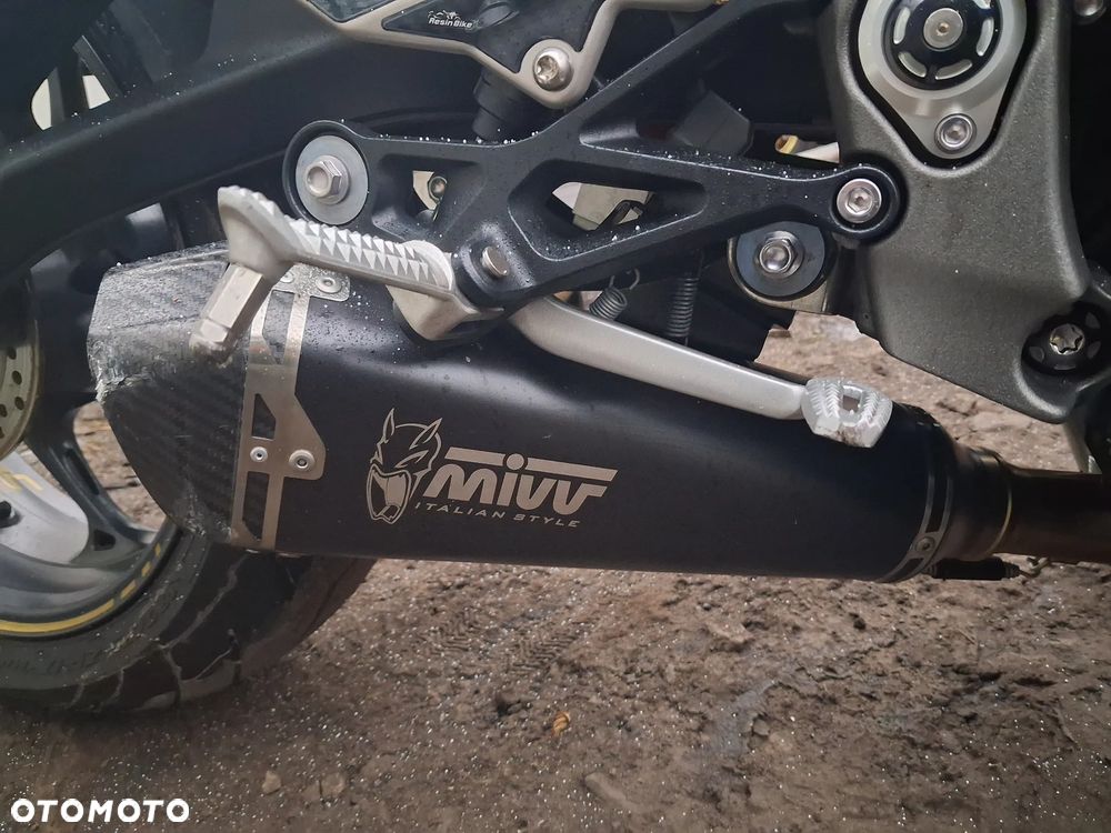 Triumph Street Triple - 8