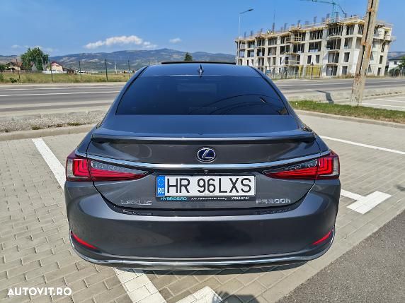 Lexus Seria ES 300h 2.5 TNGA HV 25H- 4X2 CVT Luxury Tech - 2