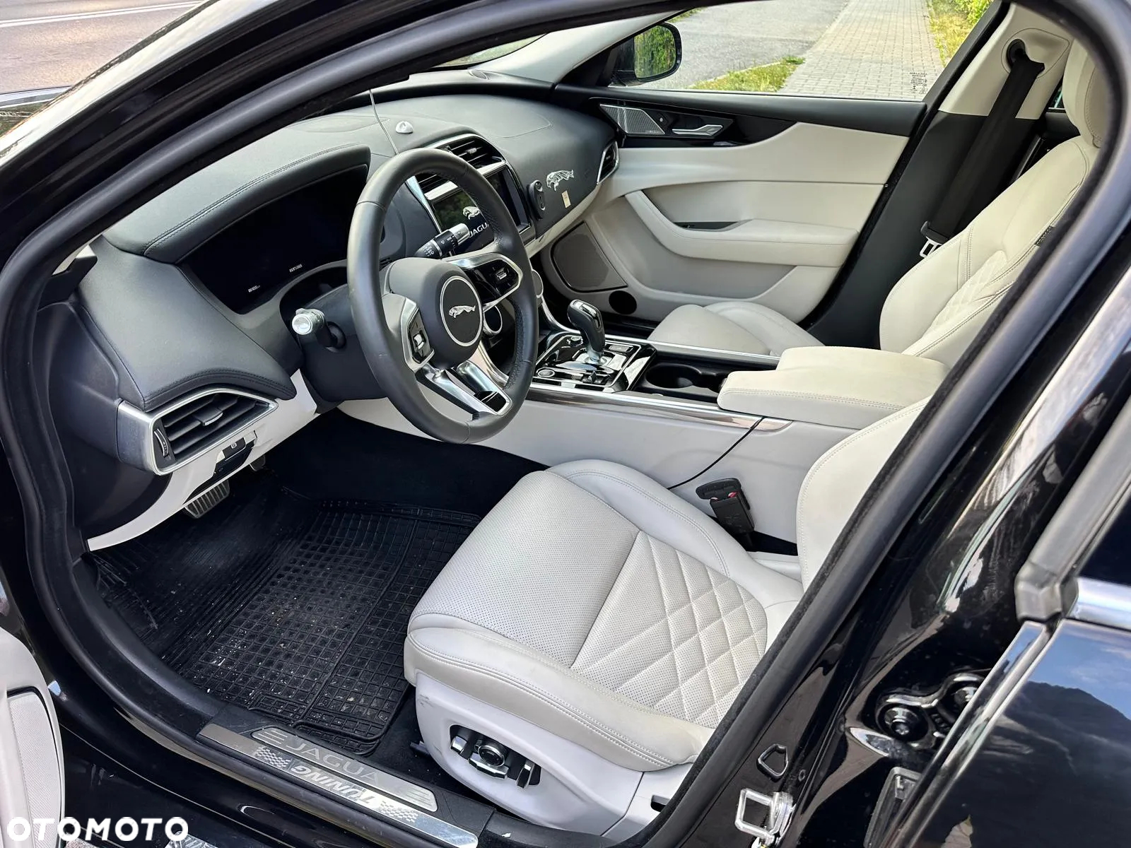 Jaguar XE 2.0 P250 R-Dynamic HSE - 16