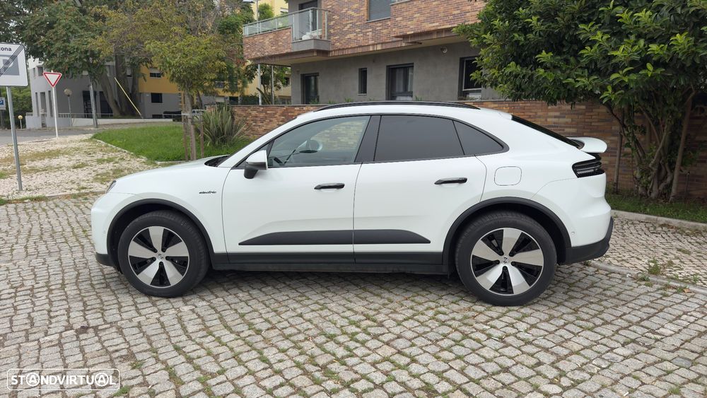 Porsche Macan Electric 4 - 7