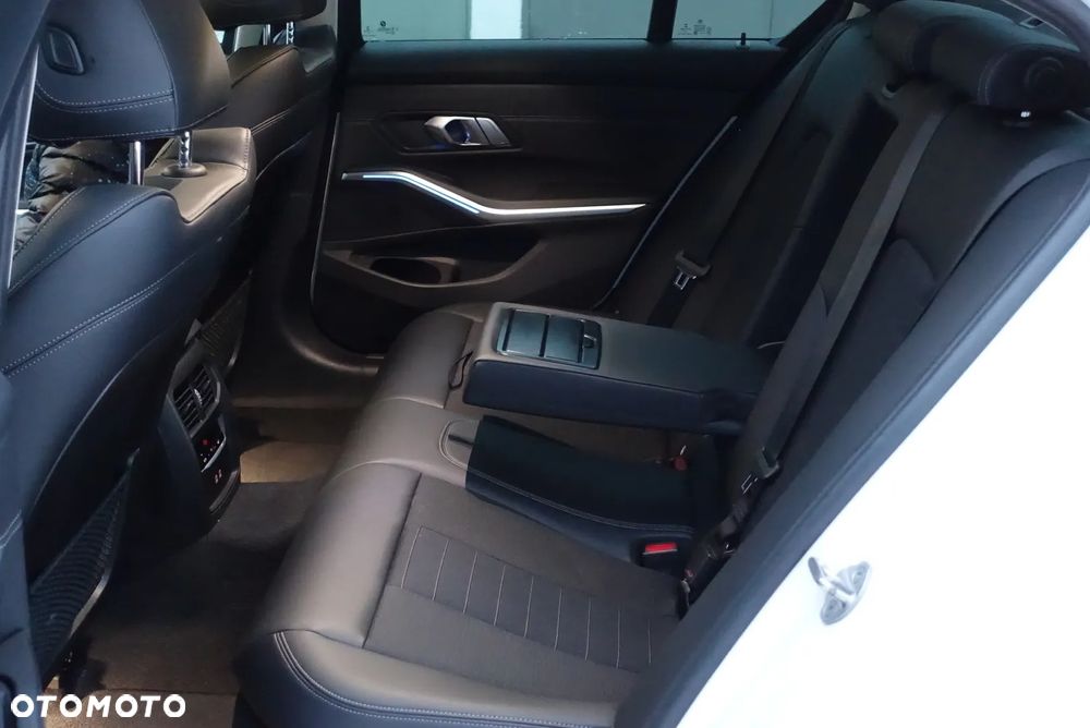 BMW Seria 3 318d - 16