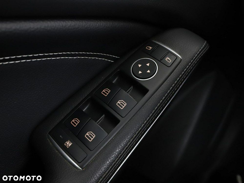 Mercedes-Benz CLA 180 7G-DCT Urban - 34