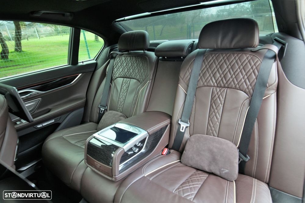 BMW 740 d xDrive Pack M Auto - 29