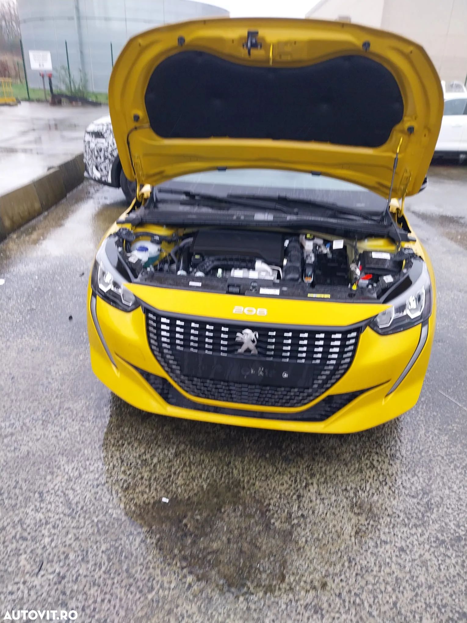 Dezmembram Peugeot 208 din 2023 , 1.2 THP Benzina , cod motor: HN05 , Galben - 1