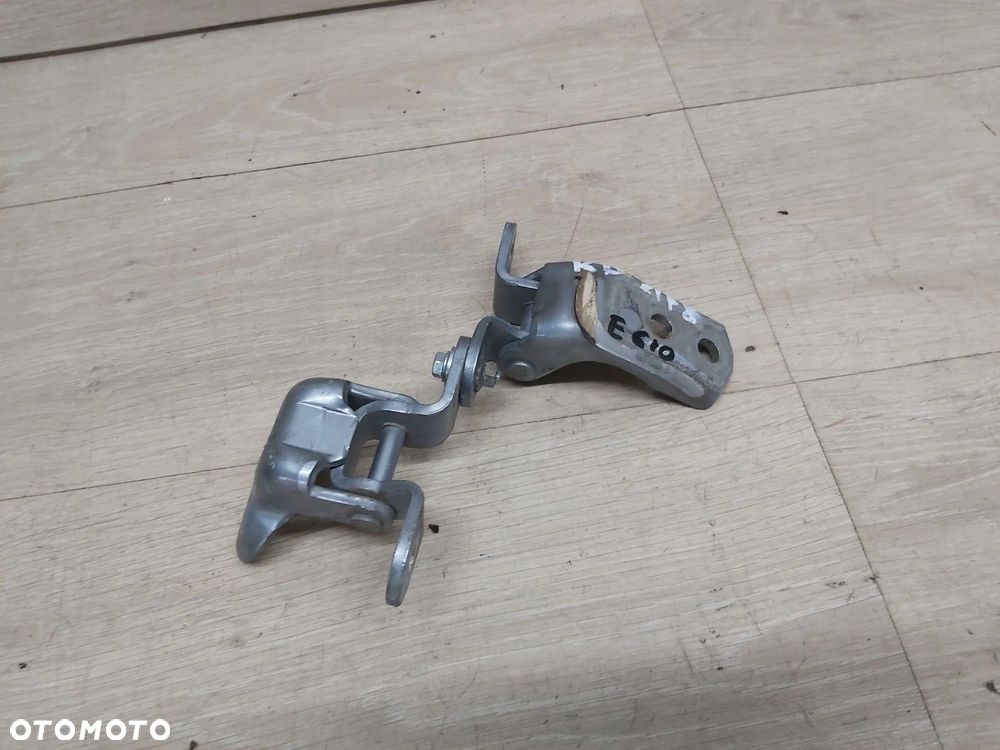 Toyota Yaris II 2006-2011 zawias drzwi prawy przód komplet 1F8 - 1