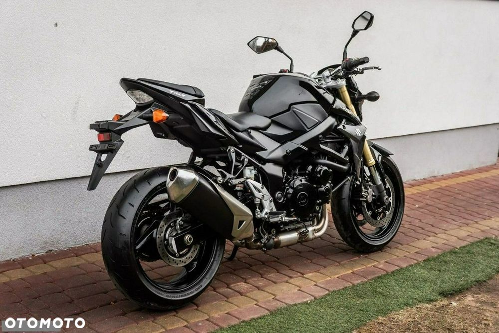 Suzuki GSR - 4