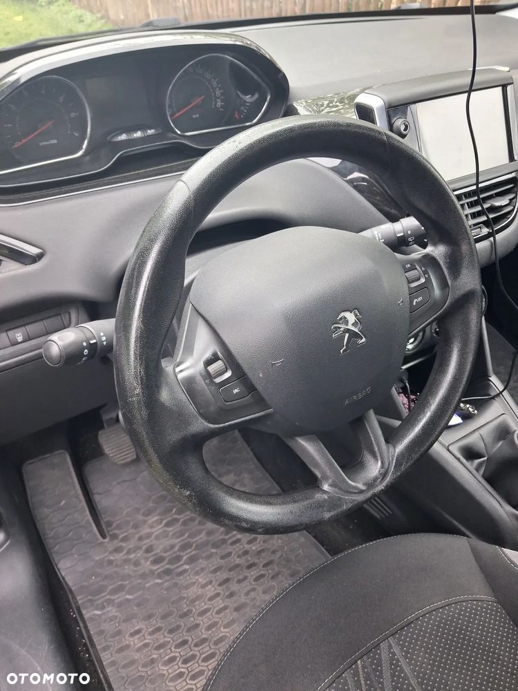 Peugeot 208 - 12