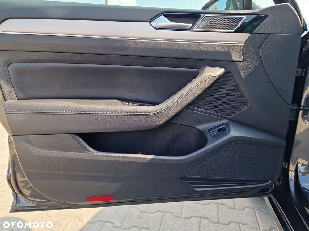 Volkswagen Passat 2.0 TDI SCR Highline - 14