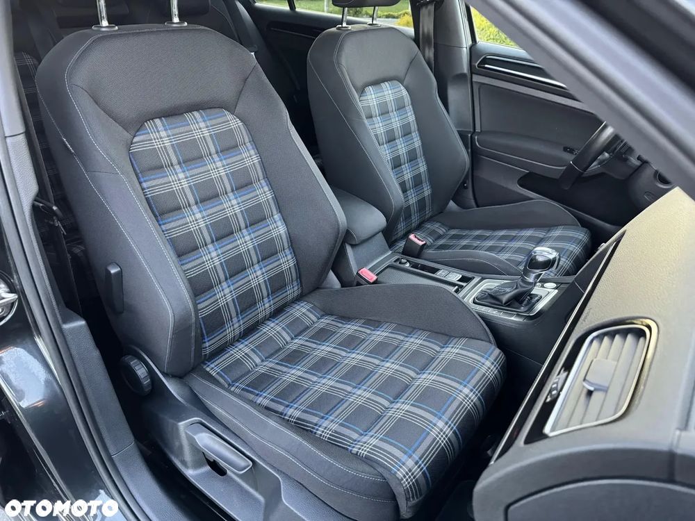Volkswagen Golf - 9