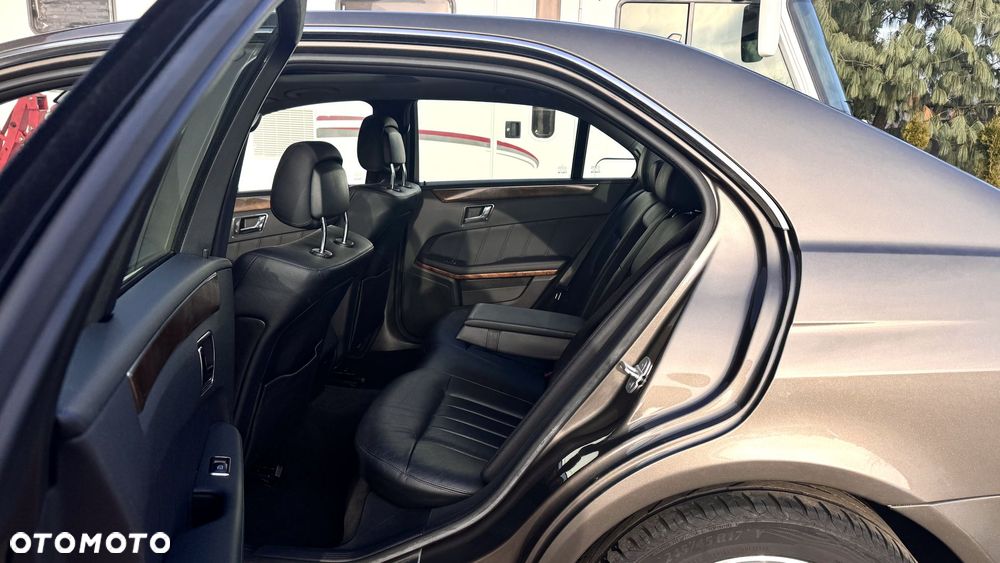 Mercedes-Benz Klasa E 250 CGI BlueEFFICIENCY Automatik Elegance - 12