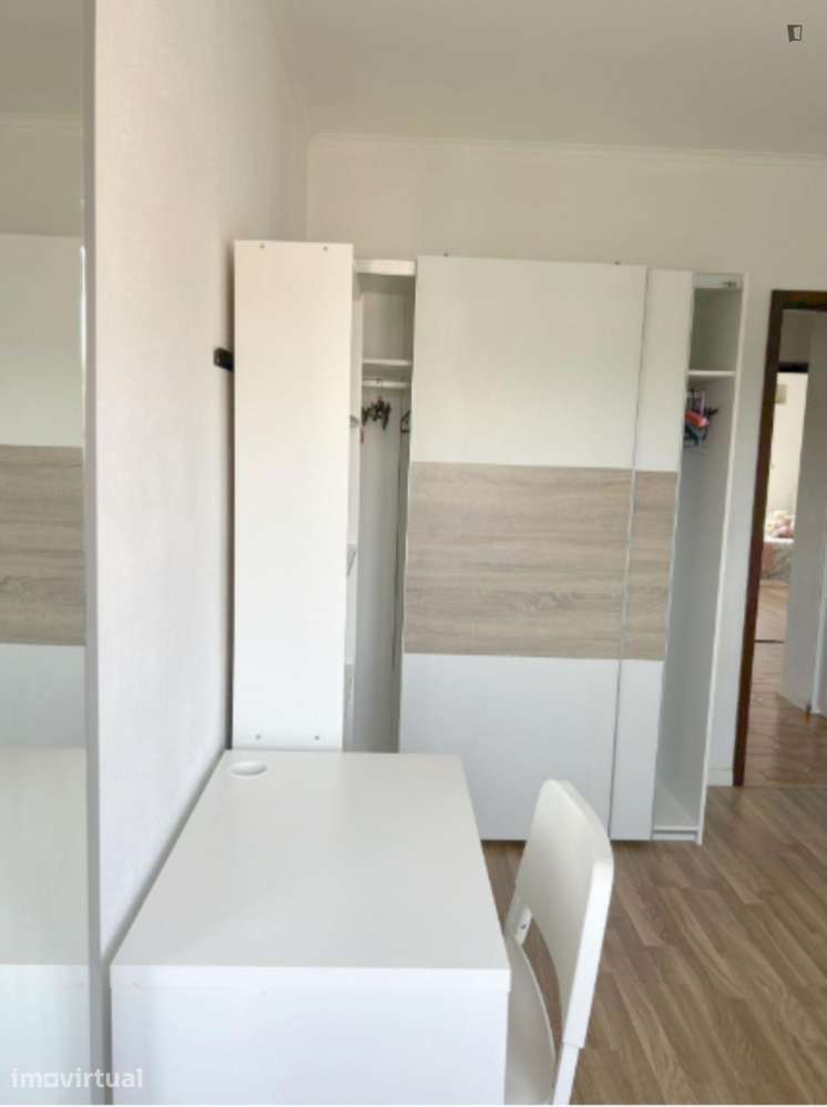 Quarto - localizado em Matosinhos Porto - Grande imagem: 2/5