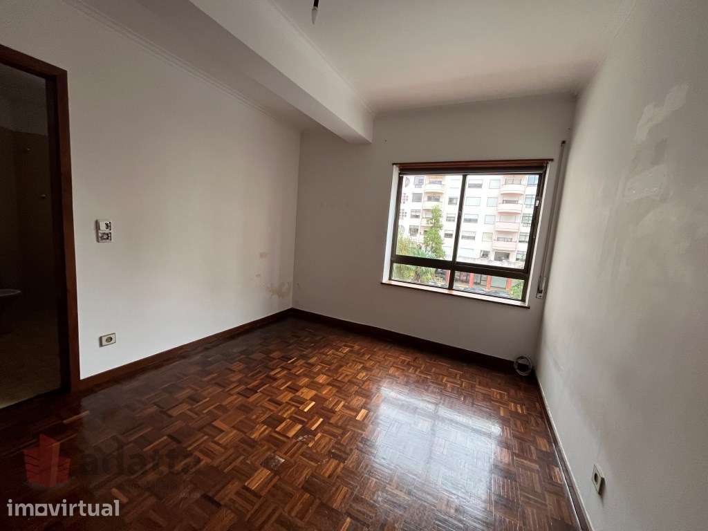 APARTAMENTO T1 NÃO MOBILADO E SEM COZINHA EQUIPADA. Junto a Rua do ... - Grande imagem: 4/16