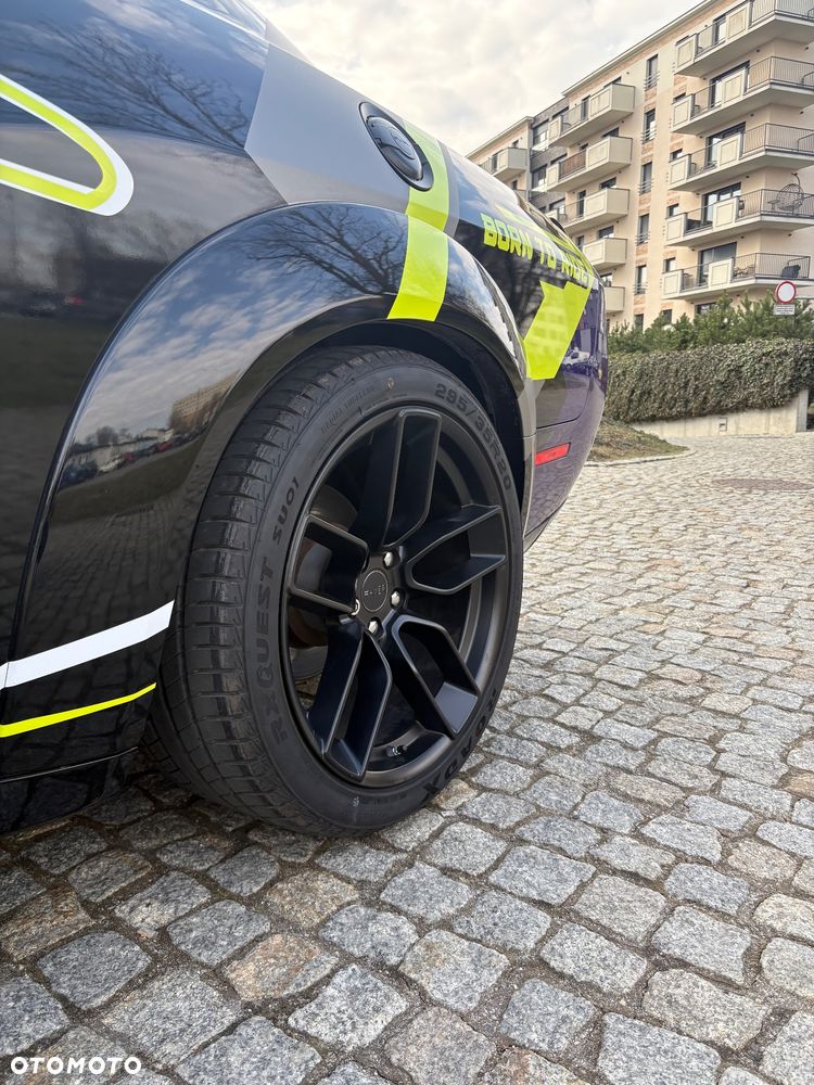 Dodge Challenger 6.1 SRT8 - 8