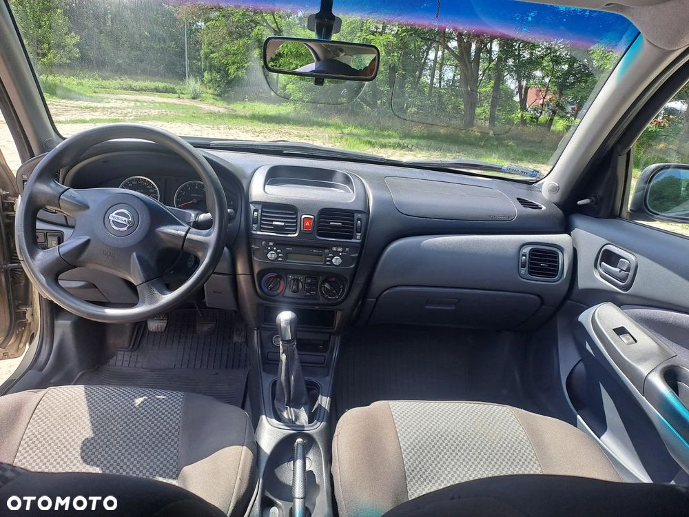 Nissan Almera 1.5 Base - 10