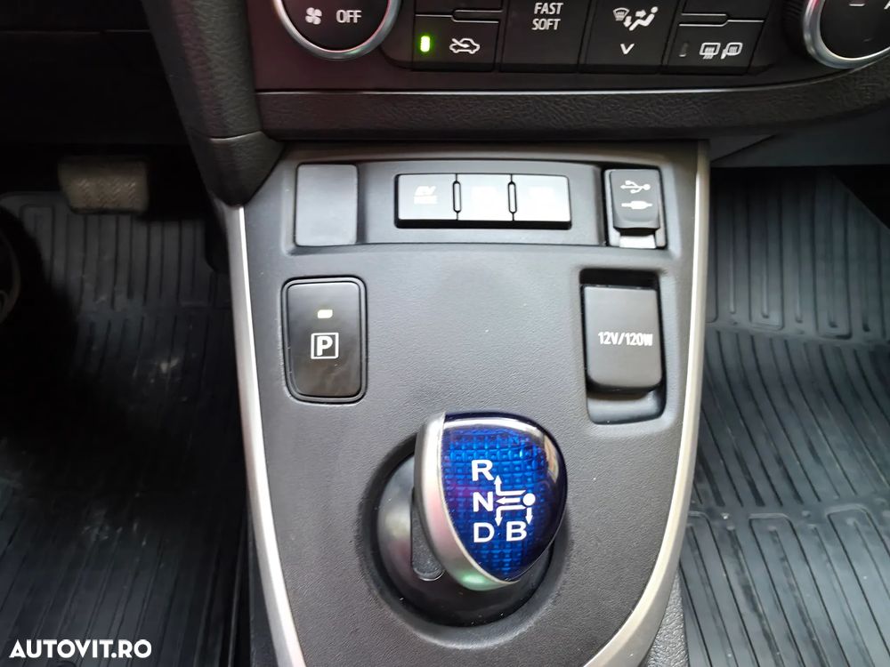 Toyota Auris 1.8 L VVT-i Hybrid Sol - 18