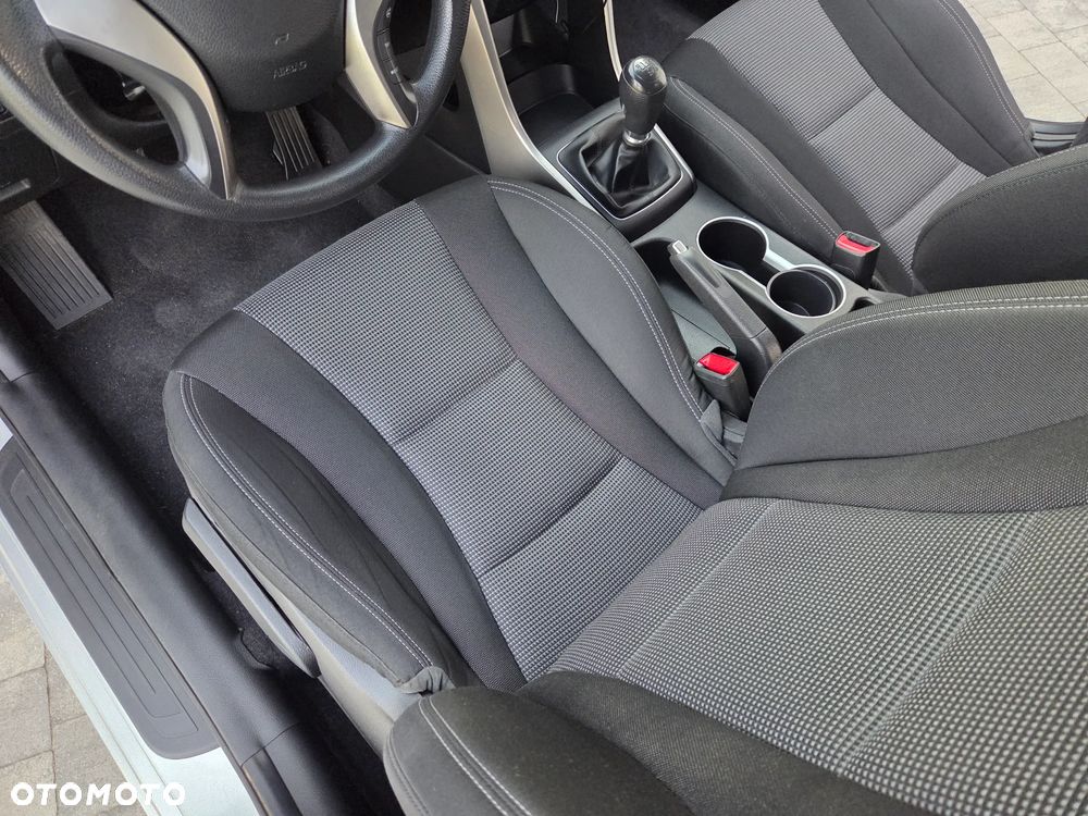 Hyundai i30 blue 1.6 CRDi Trend - 13