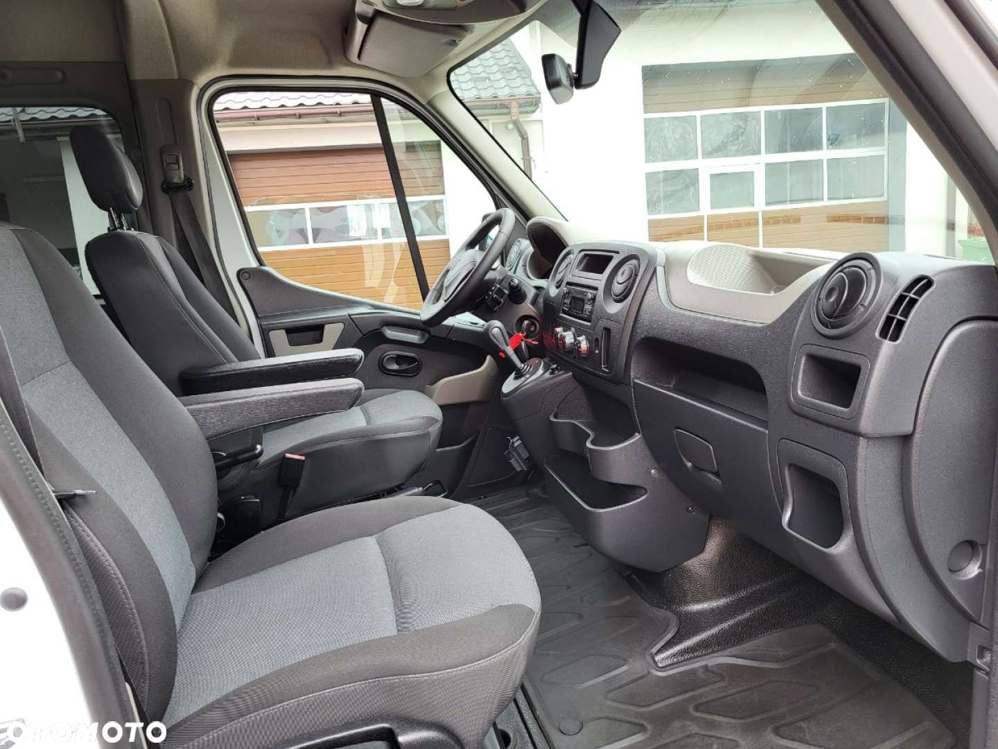 Renault Master 2.3 170ps. L2H2  8-osobowy - 30