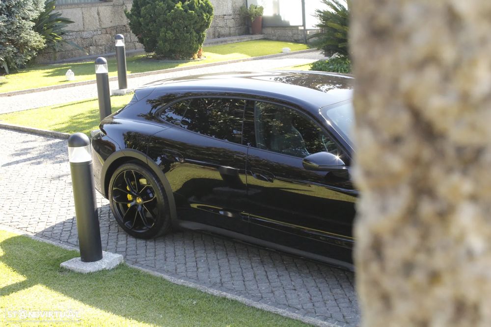 Porsche Taycan Cross Turismo 4 - 7