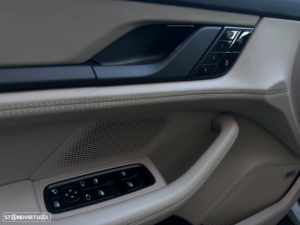 Porsche Taycan Turbo - 19