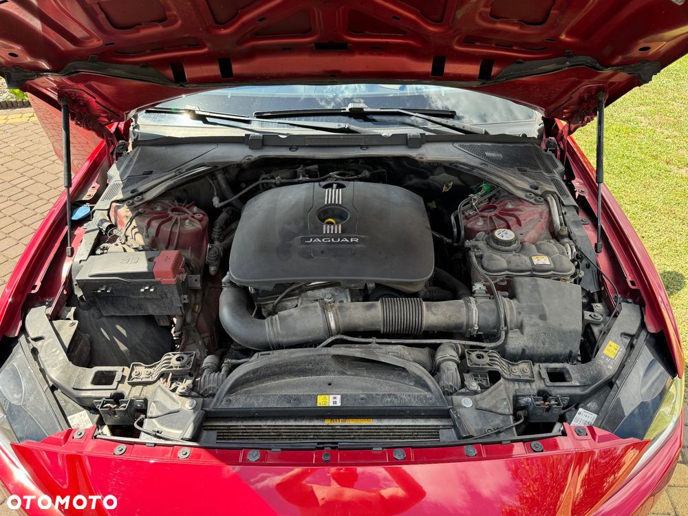 Jaguar XE 2.0 T R-Sport - 6