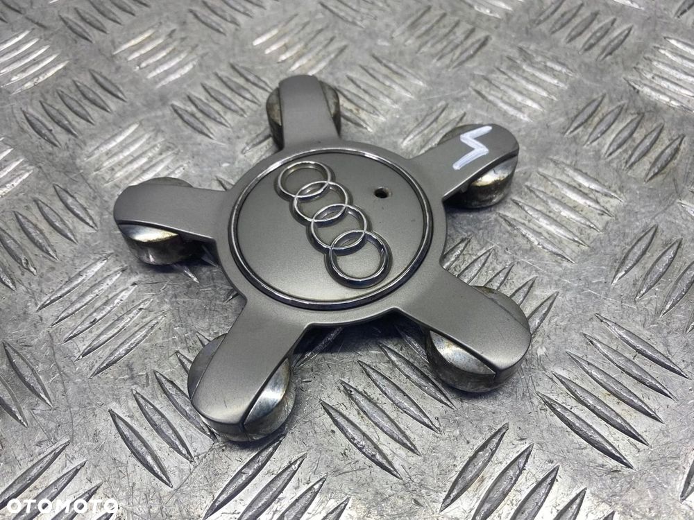 DEKIELEK KOŁPAK EMBLEMAT FELGI AUDI A4 A5 A6 A8 Q5 8R0601165 - 2
