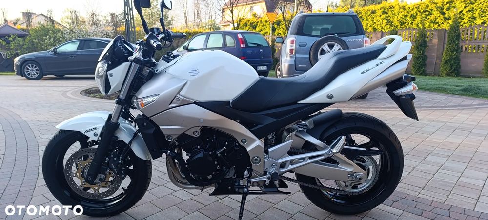 Suzuki GSR - 3