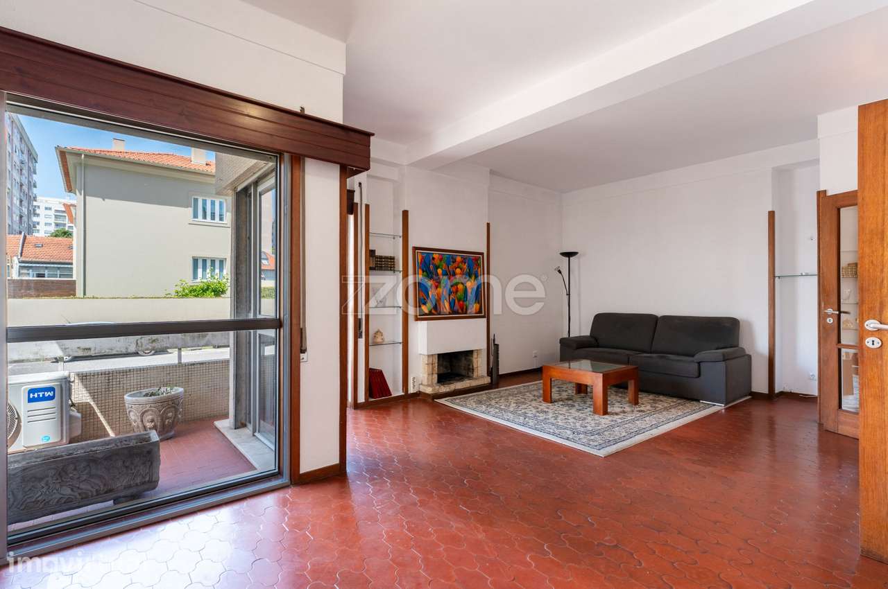 Apartamento T4 com varanda e garagem fechada, nas Antas. - Grande imagem: 2/55